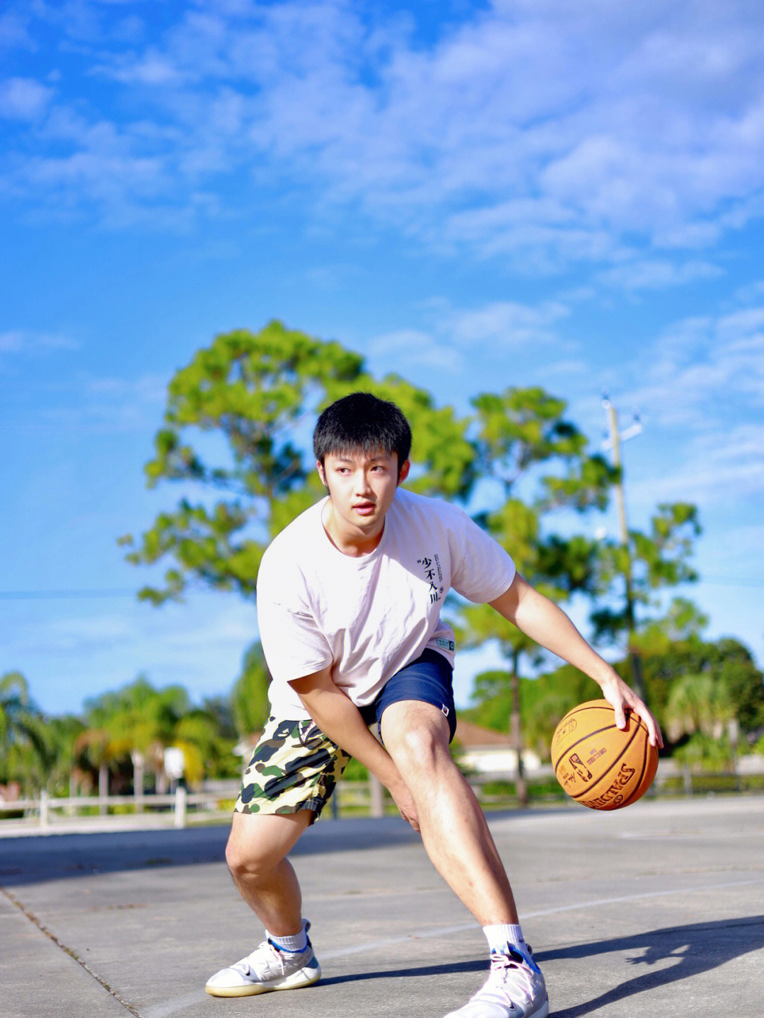 篮球摆拍男生图片