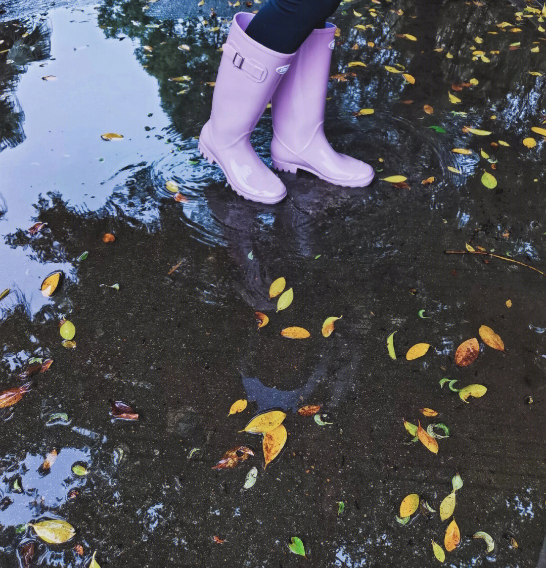 雨天穿雨鞋图片