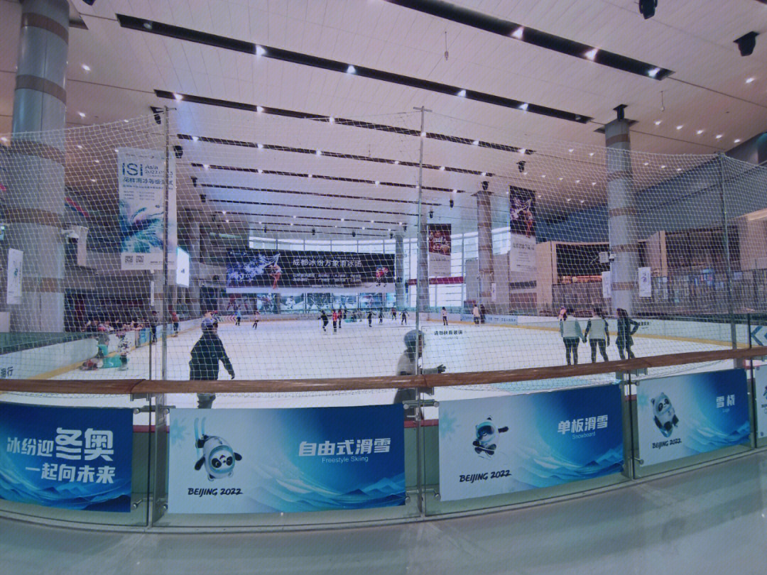 深圳万象城滑冰场教练图片