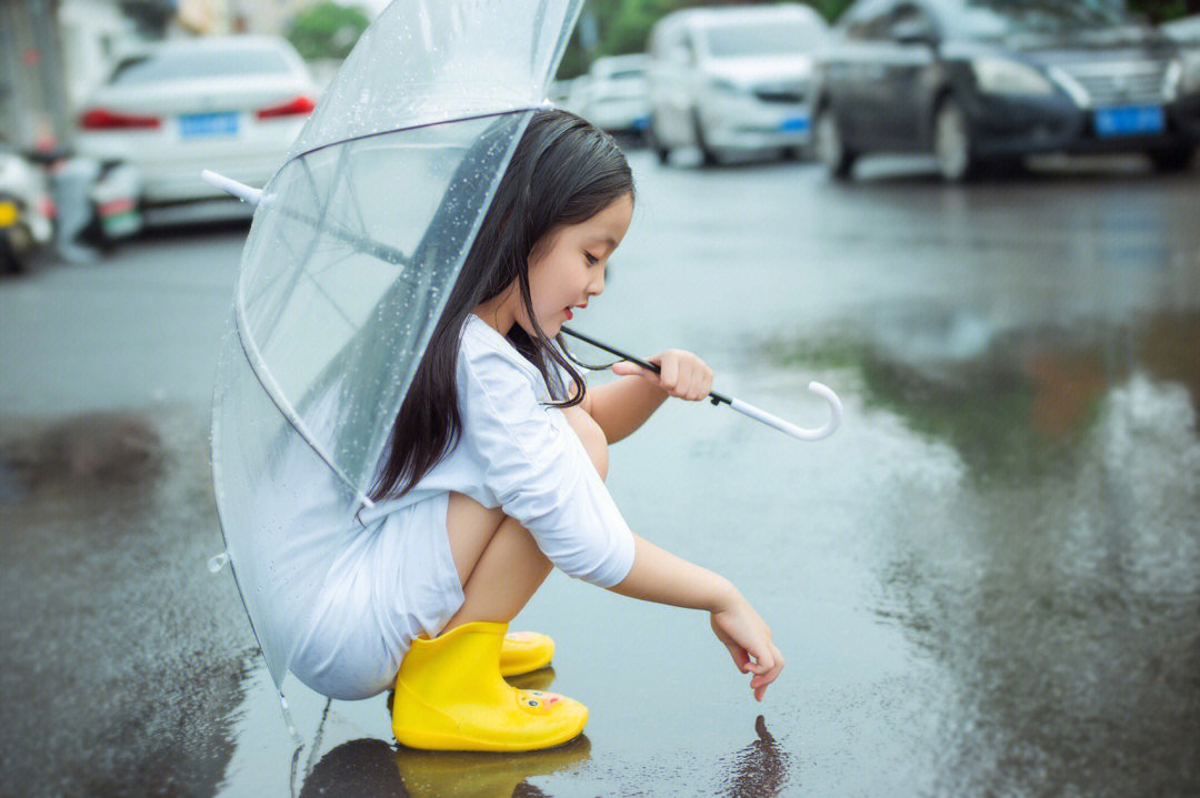 雨天娃娃图片唯美图片