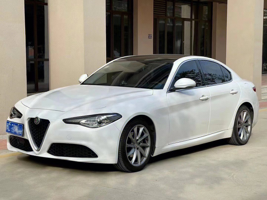 新到:2018年3月阿尔法·罗密欧giulia200hp豪华版,一手车,8挡手自一体