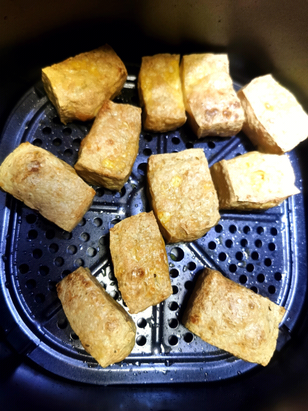 99准备一块老豆腐切块抹油,空气炸锅预热180°5分钟,放入豆腐块180