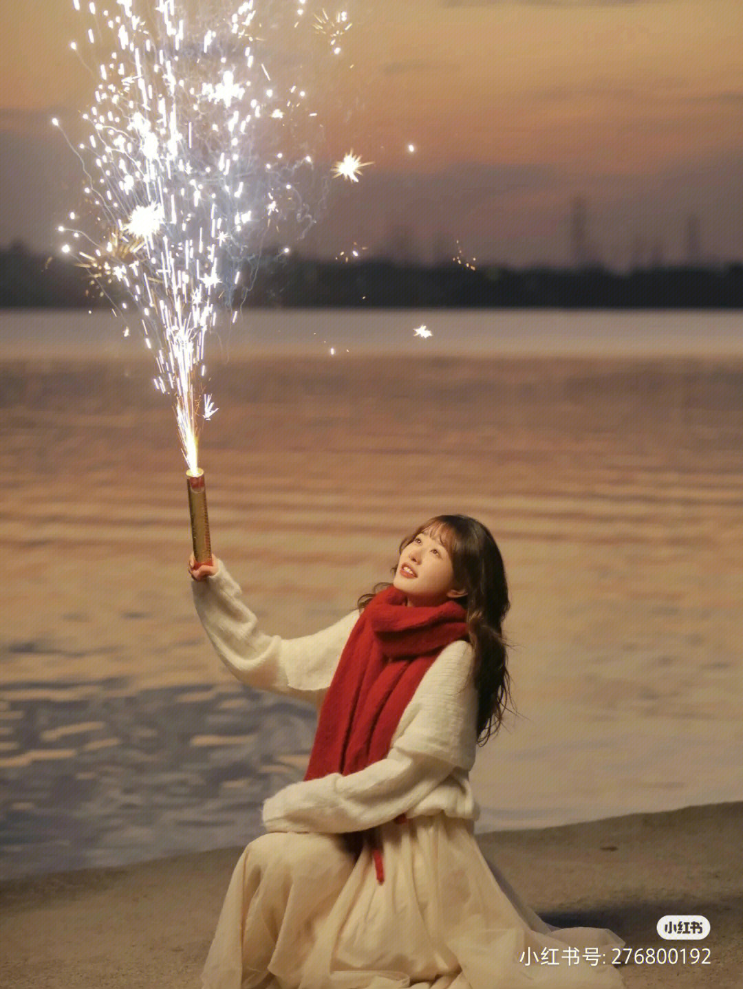 美女仙女棒烟花图片