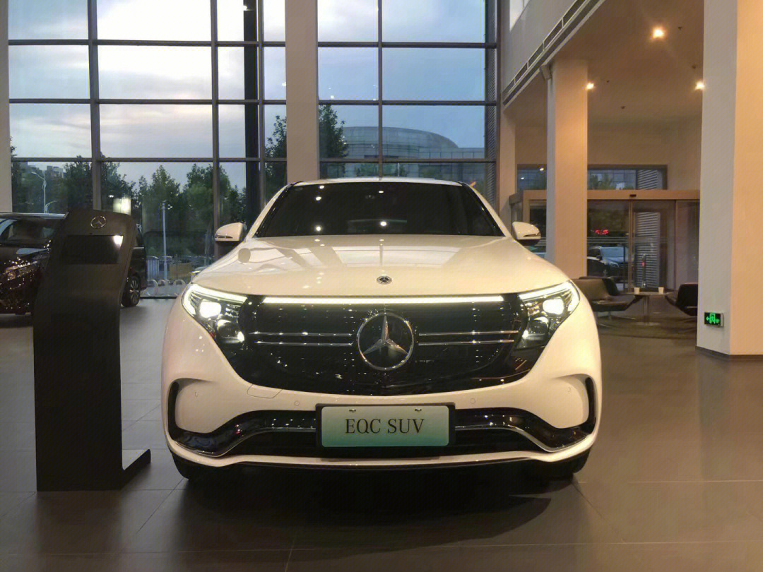 奔驰纯电suv