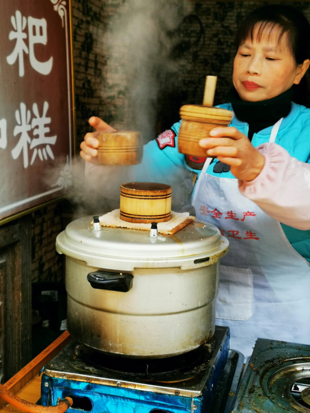 安居古城里卖的冲冲糕和三角粑便宜又好吃