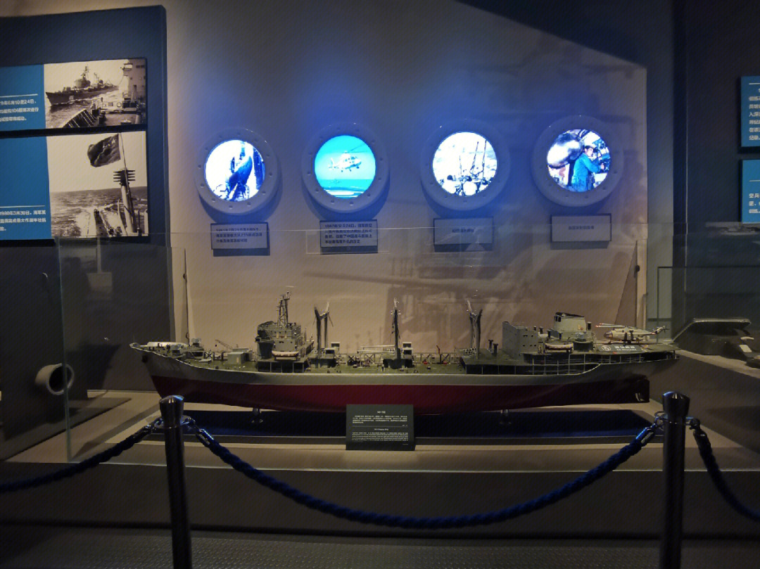 青岛冒雨参观海军博物馆