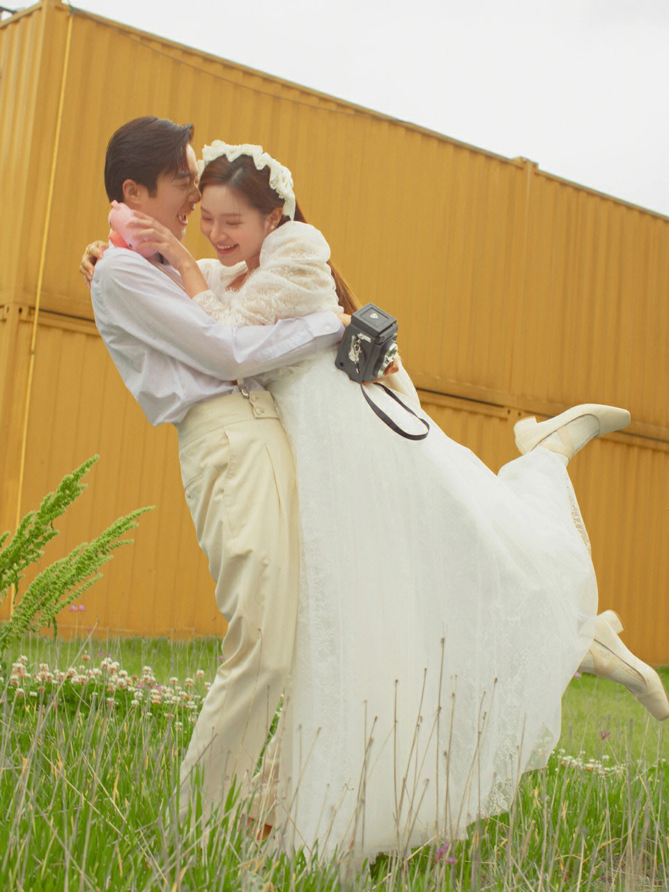 婚纱公主抱女生图片