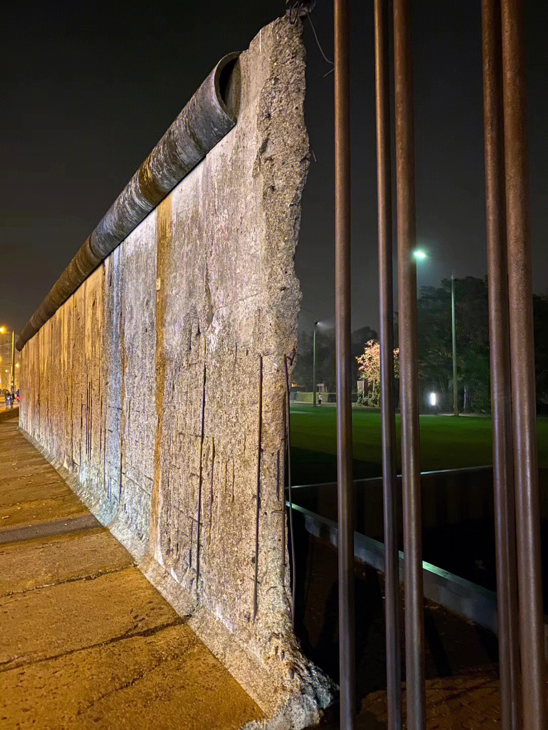 在柏林墙遗址在寂静中感受万众欢腾
