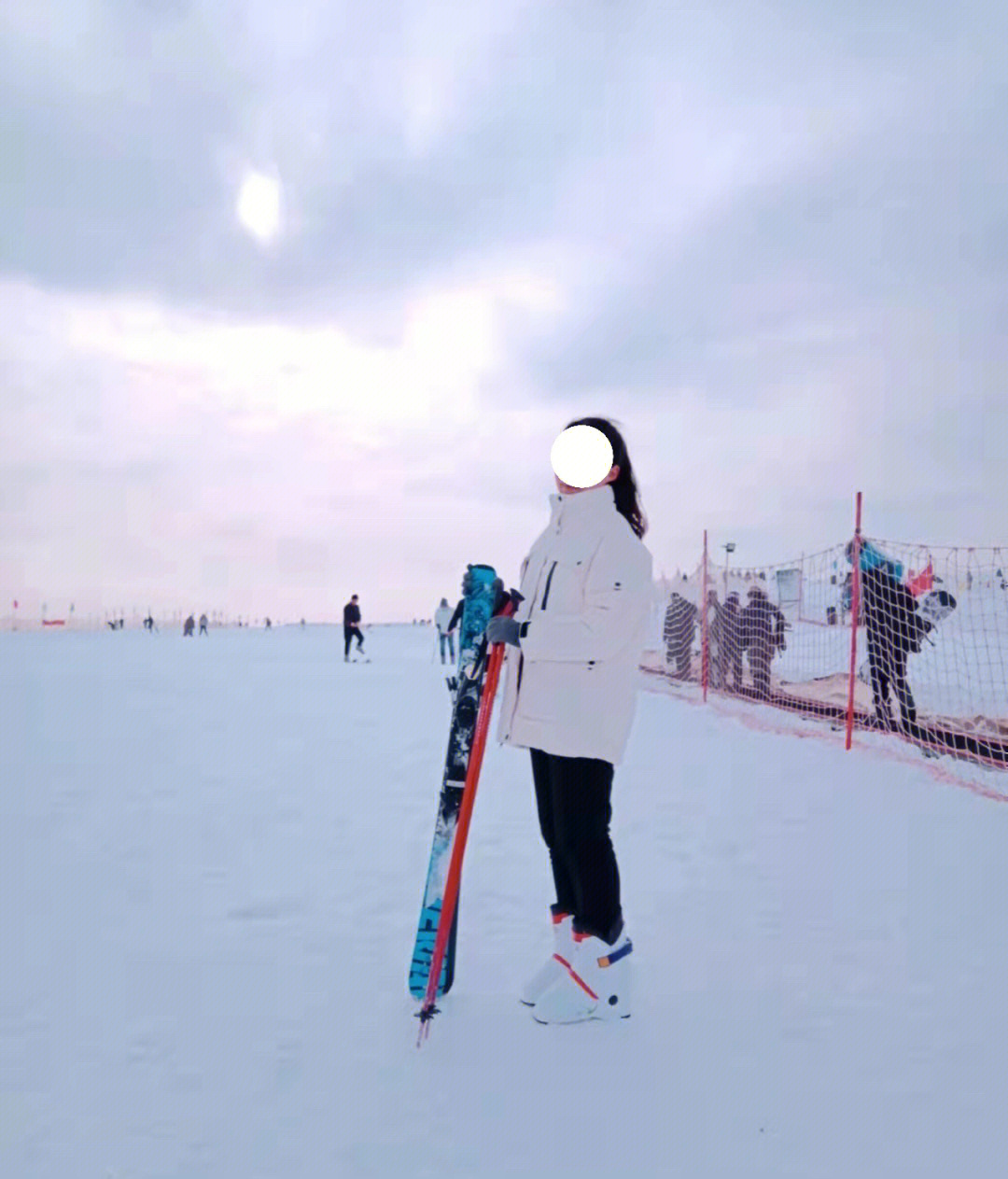 进入景区门票2090/人0899景区大门距离滑雪场还是有一段距离