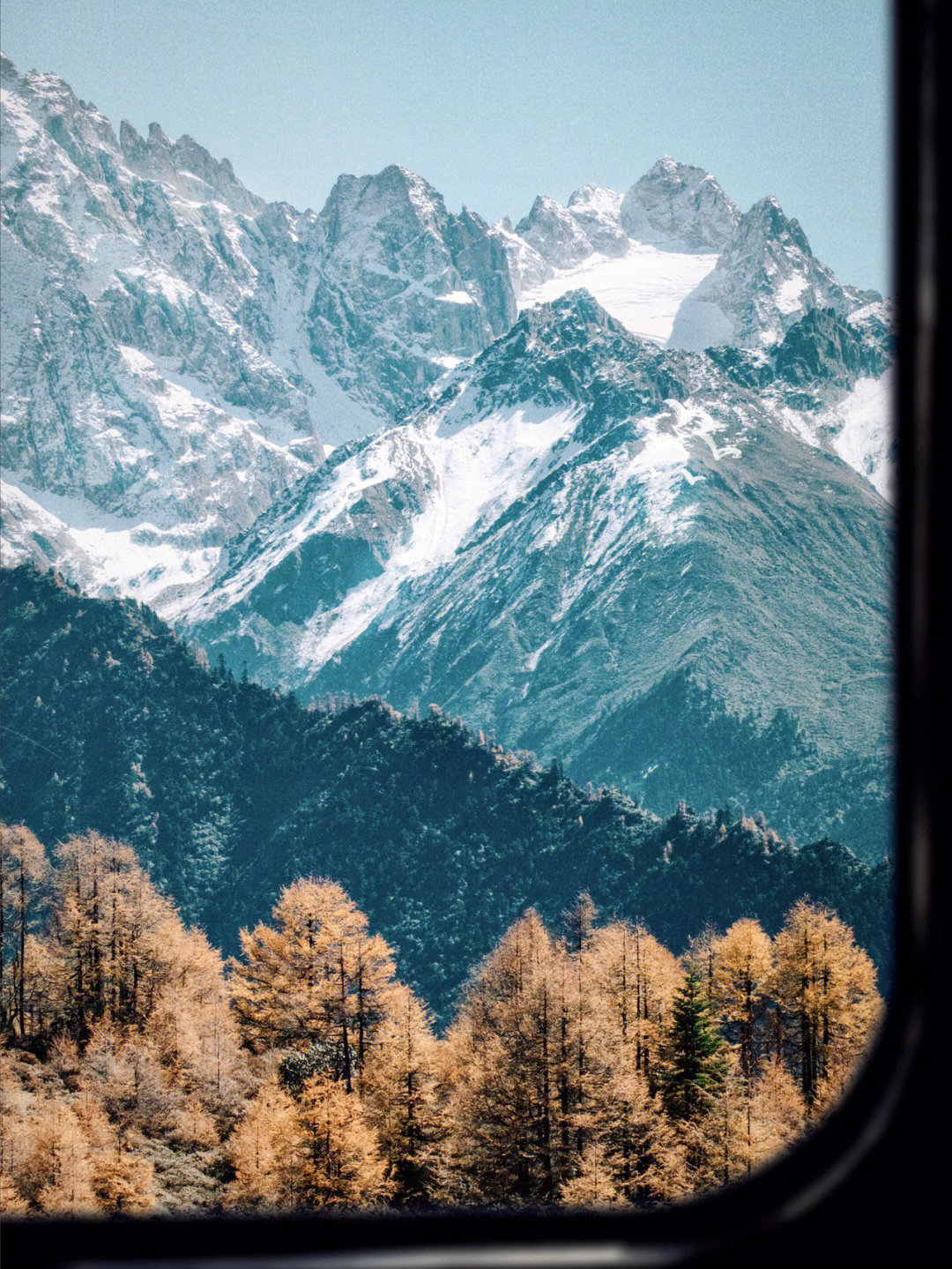 云南旅行开往秋天的列车在雪山下巡游