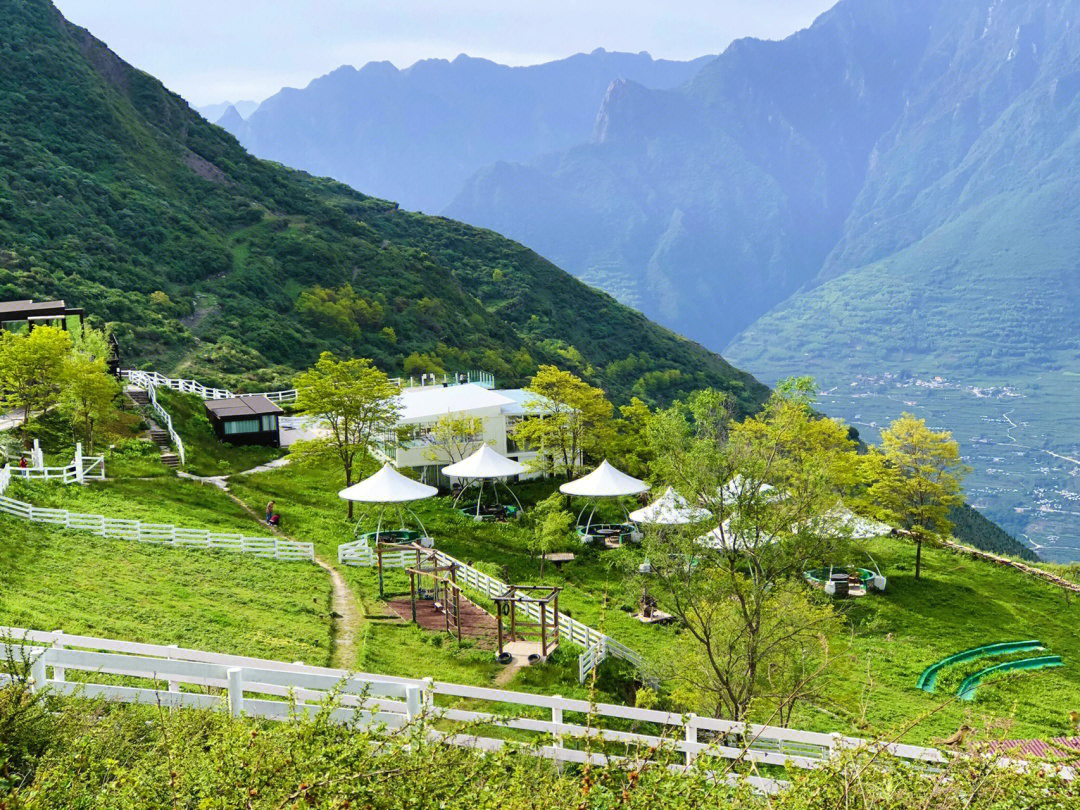 浮云牧场山路环绕图片图片