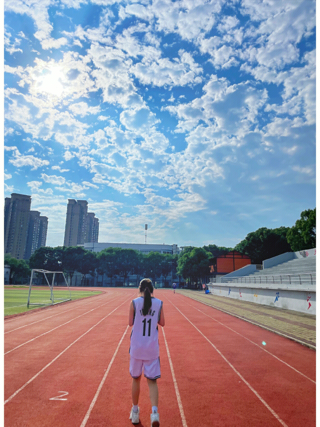 女生打篮球背影图片