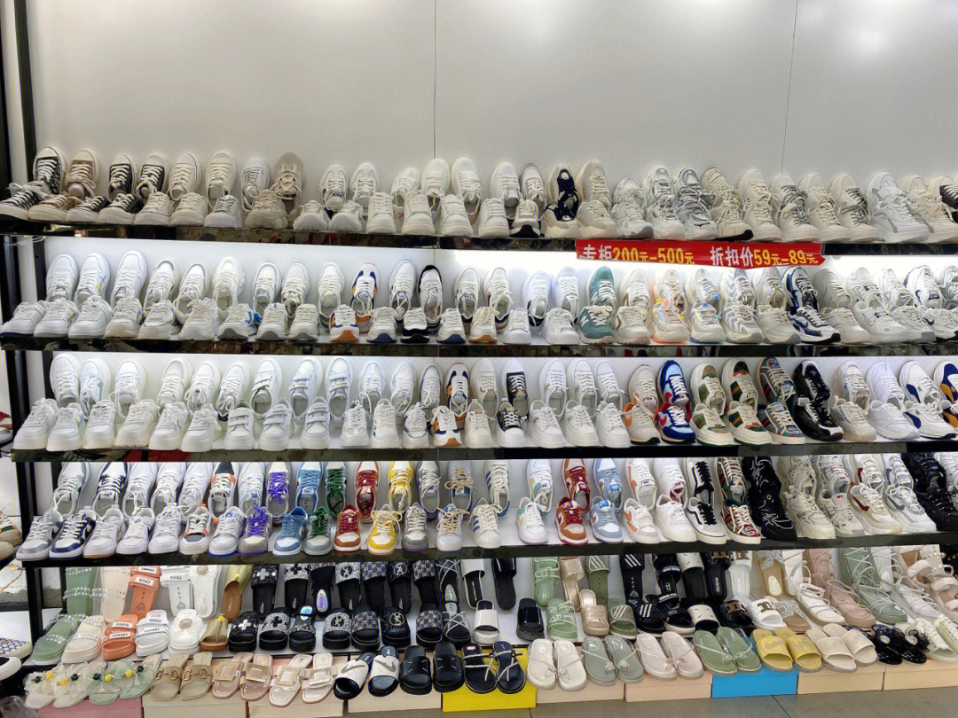 小县城的女鞋品牌折扣店,店内主营温州一线品牌时尚女鞋,市场价200
