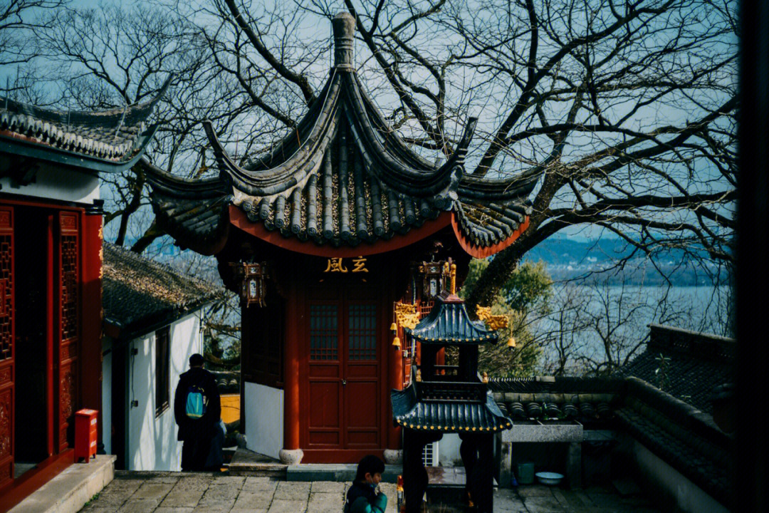 东晋道教祖师葛洪遍游海内,寻得杭州宝石山结庐抱朴,探讨道理,烧炼丹