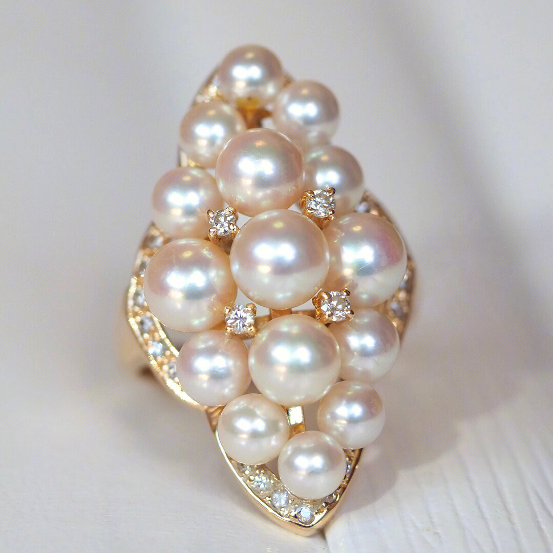 长款设计,显得手指更加细长美丽.珍珠直径4-6.5mm,钻石35分,k18,重9.