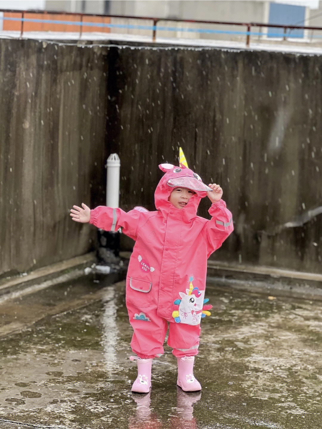 下雨天21度幼儿园穿衣图片