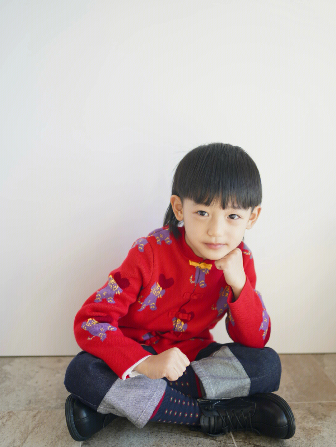 男孩子的发型中国男孩中国红拜年服妥了