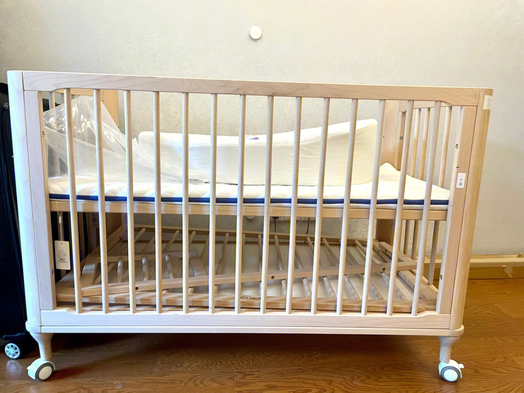 我们家宝宝的婴儿床安装好啦