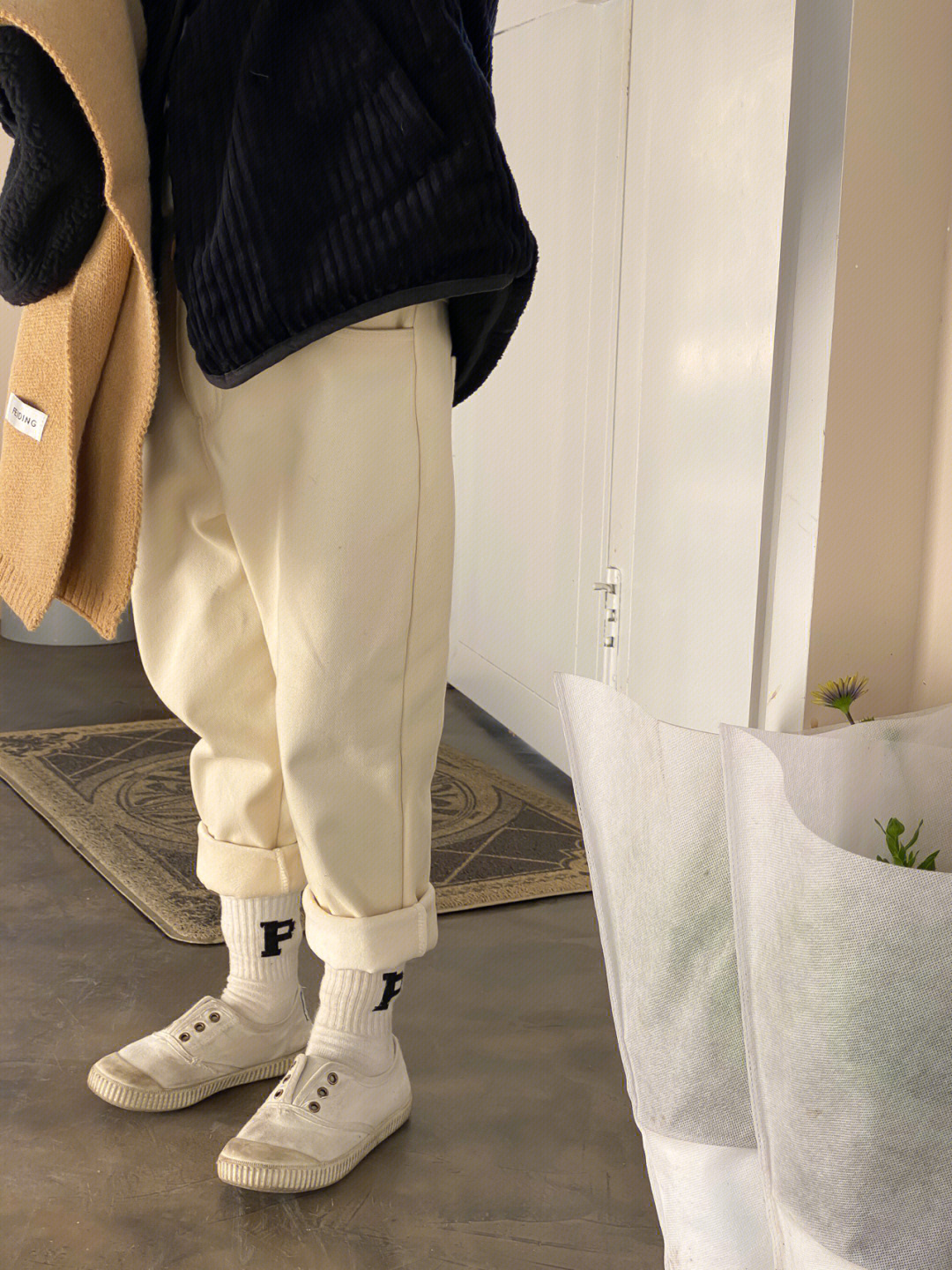 米白色鞋配啥颜色裤子图片