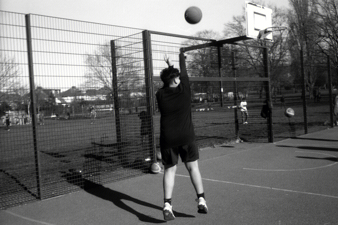 英国街头公园篮球黑白卷
