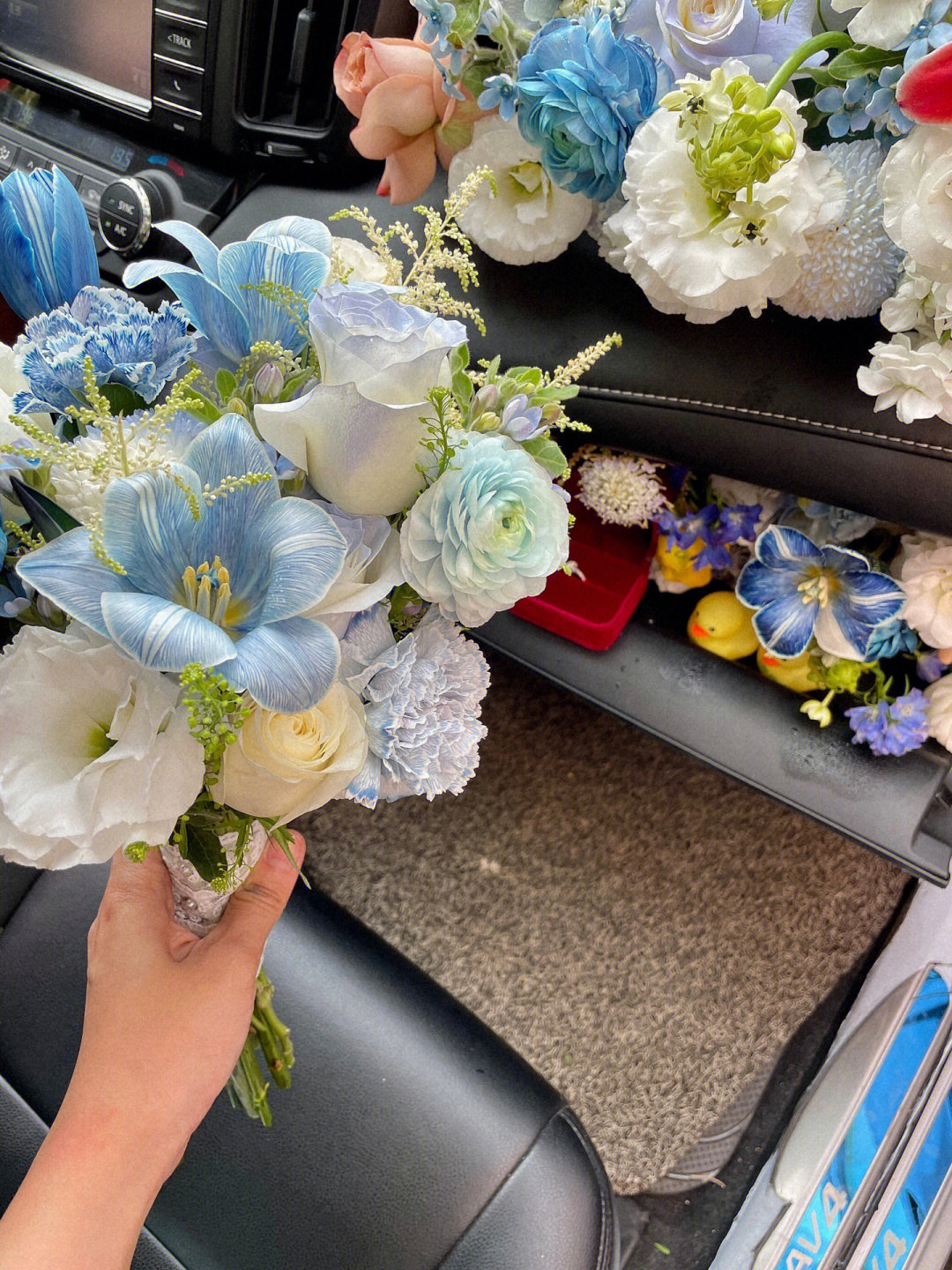 副驾驶惊喜求婚鲜花布置蓝白色系手捧花