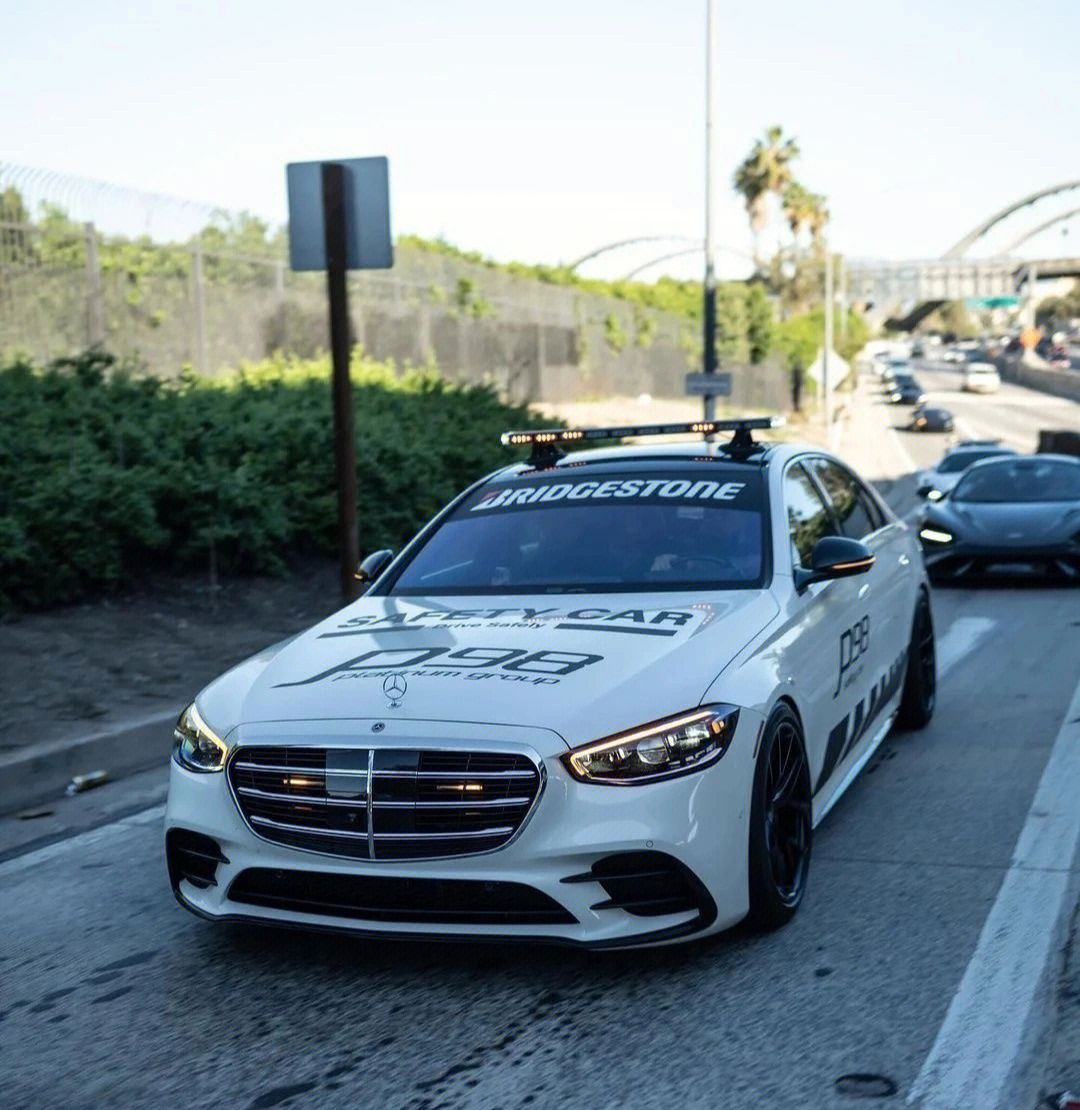 奔驰s如果国内有这样的警车03你会为了坐它 犯一点小错误吗