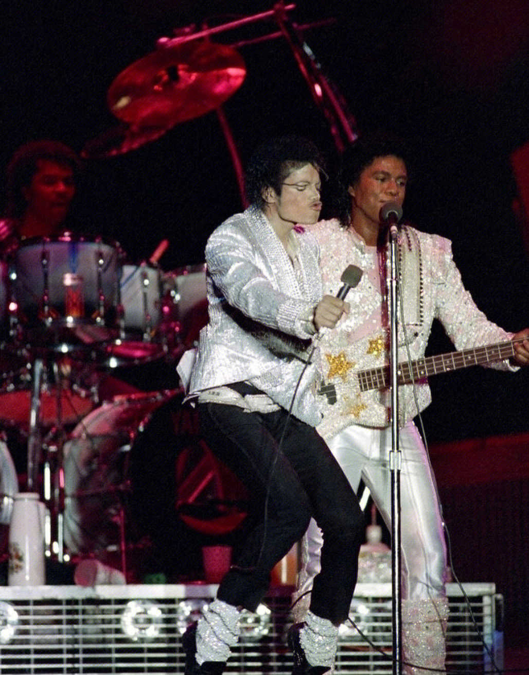 这组照片是迈克尔杰克逊和杰克逊兄弟们在于1984年的《胜利》演唱会