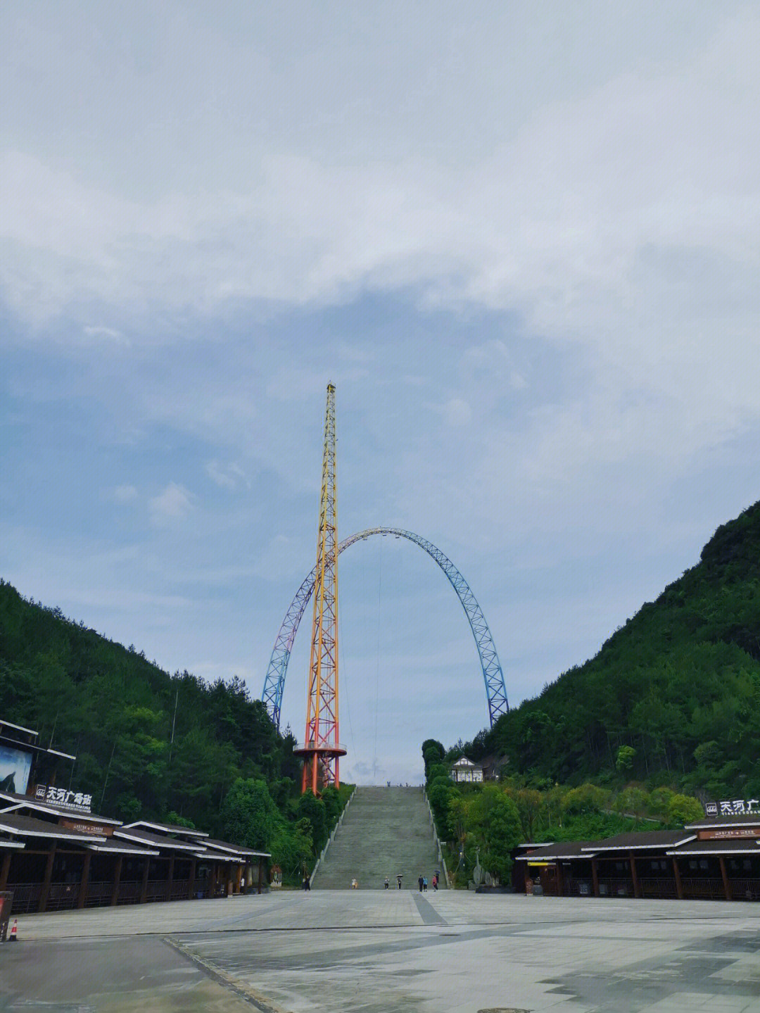 龙缸玻璃栈道图片