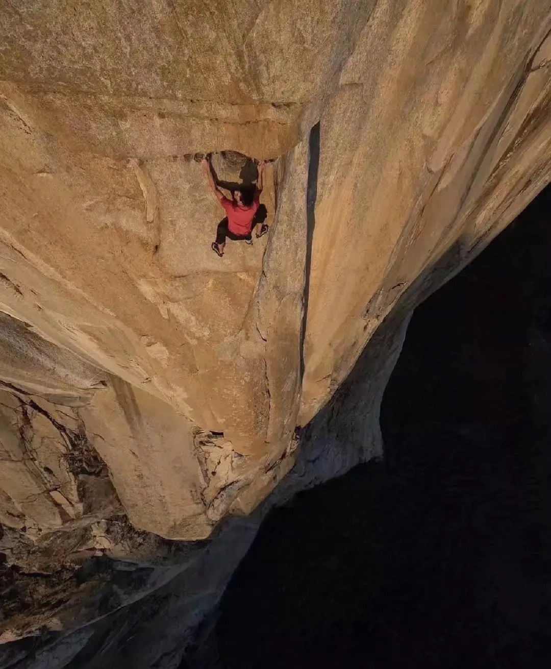 简介 亚历克斯·霍诺德从2009年就梦想着徒手攀登酋长岩,此后尝试