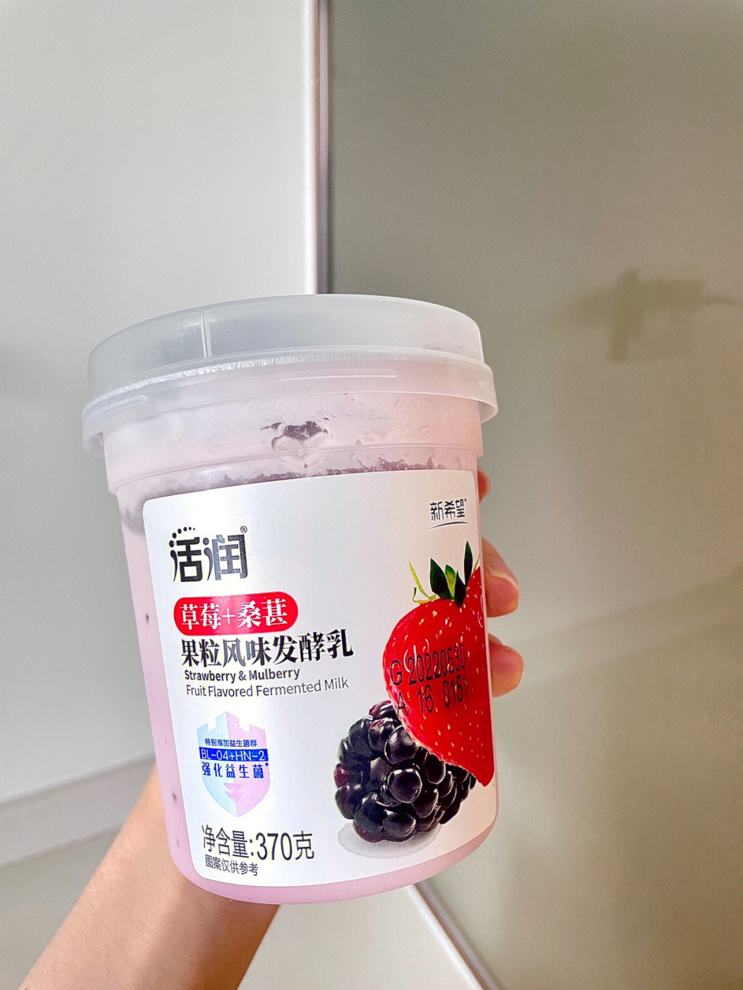 这款酸奶的质地较浓稠,偏固体,口感很绵密,内有草莓&桑葚果肉,桑葚的
