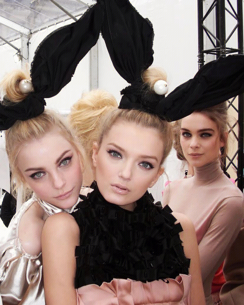 & lily backstage and on the runway for louis vuitton f/w 2009