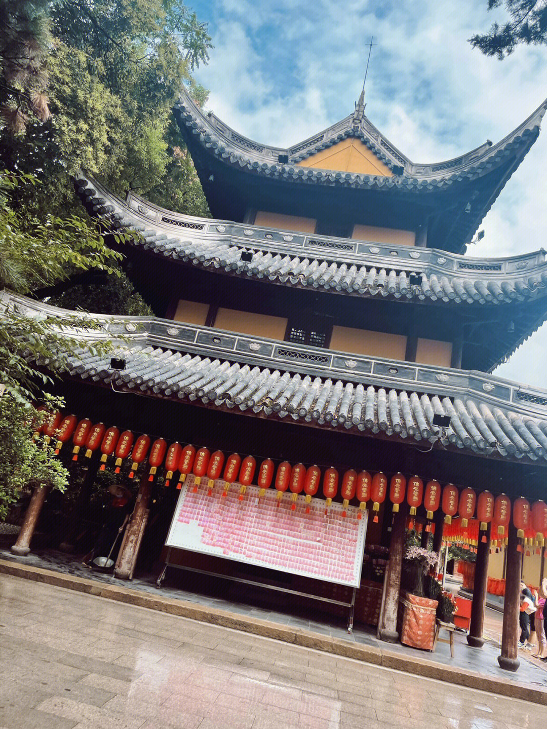 上海龙华寺是上海著名的寺庙,始建于宋代,是江南地区最古老的寺庙之一