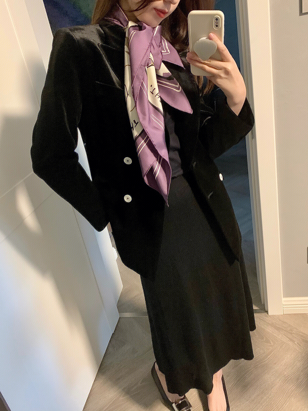 的今天穿了这件黑色的丝绒外套搭了一条紫色的丝巾紫藤花的图案很喜欢