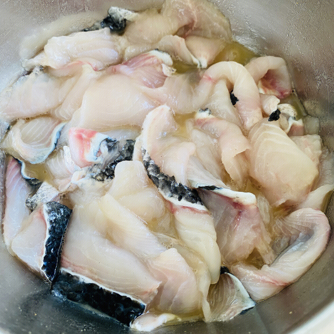 开水适量 , 黑鱼一条(约二斤半),面条500克,大蒜泥(一勺),生姜3片