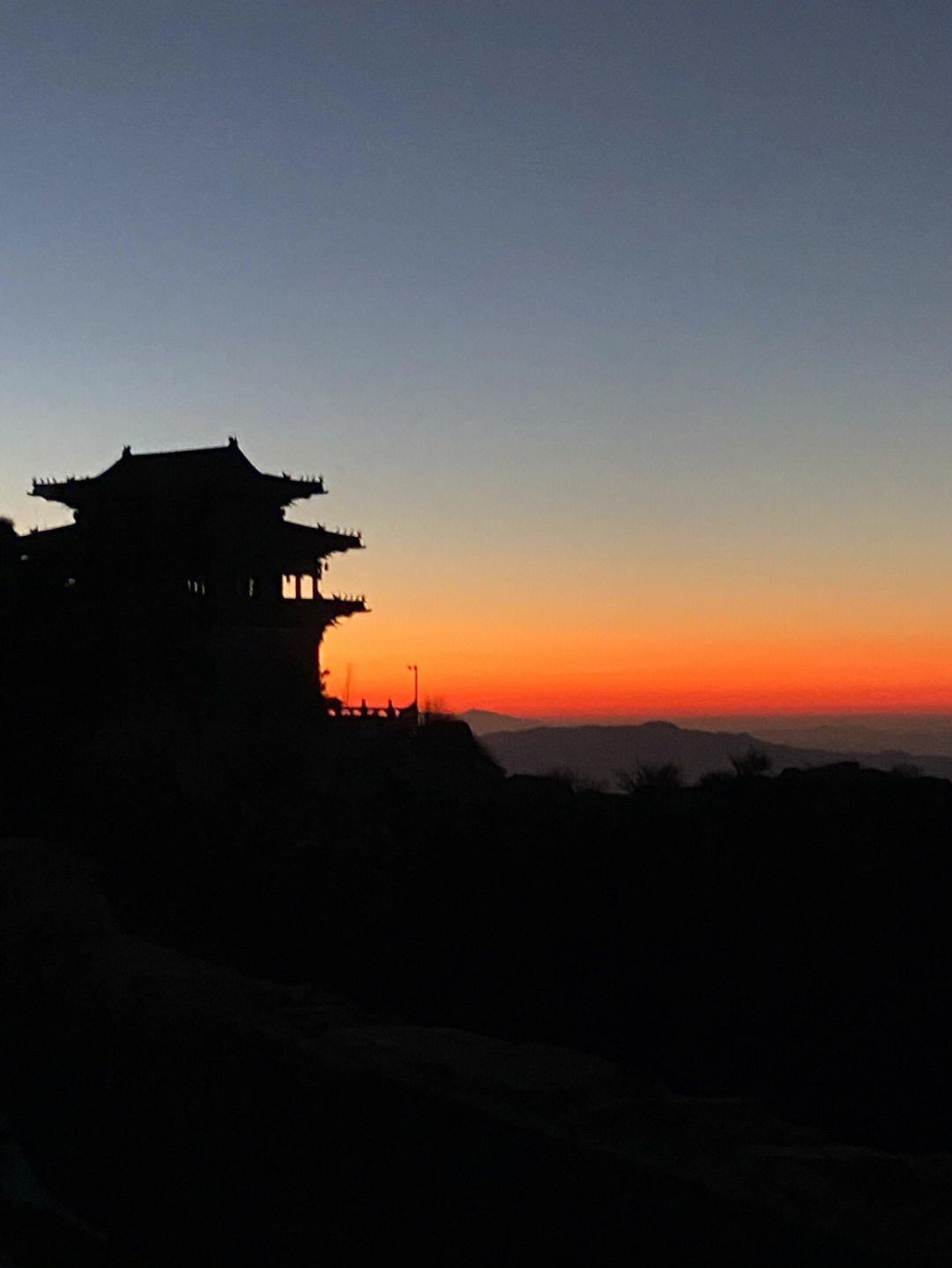 夜爬泰山在新年来临之际做一件疯狂的事