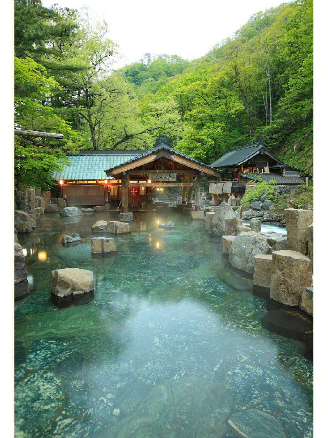 青山绿水温泉图片