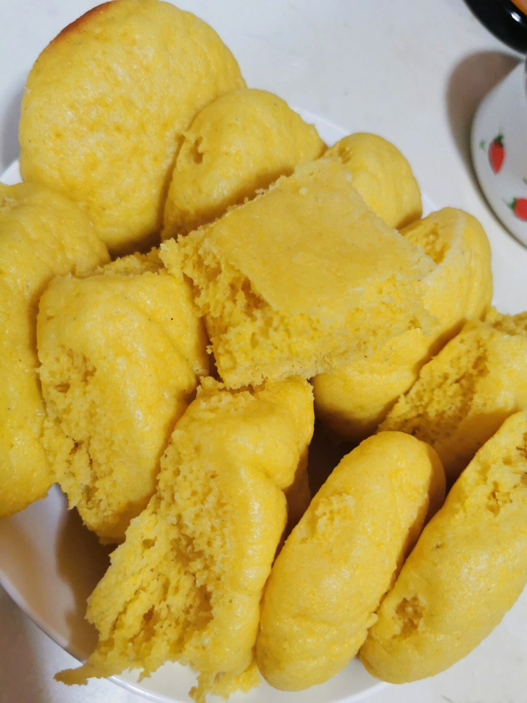苜蓿芽玉米面饼子图片