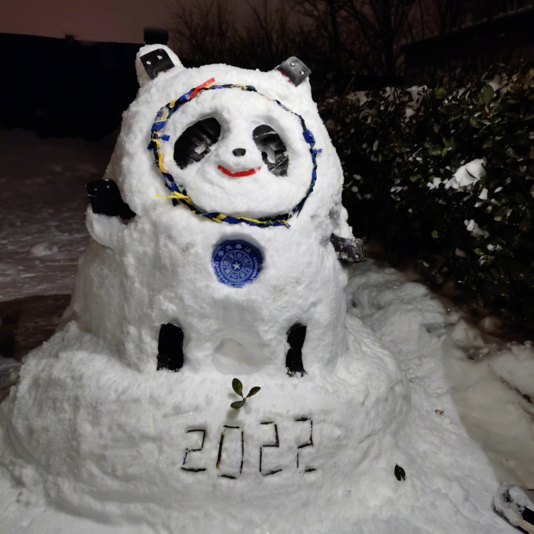 大雪创意来了谁也躺不住哈哈哈哈蹭一波#冰墩墩 和#2022北京冬奥会