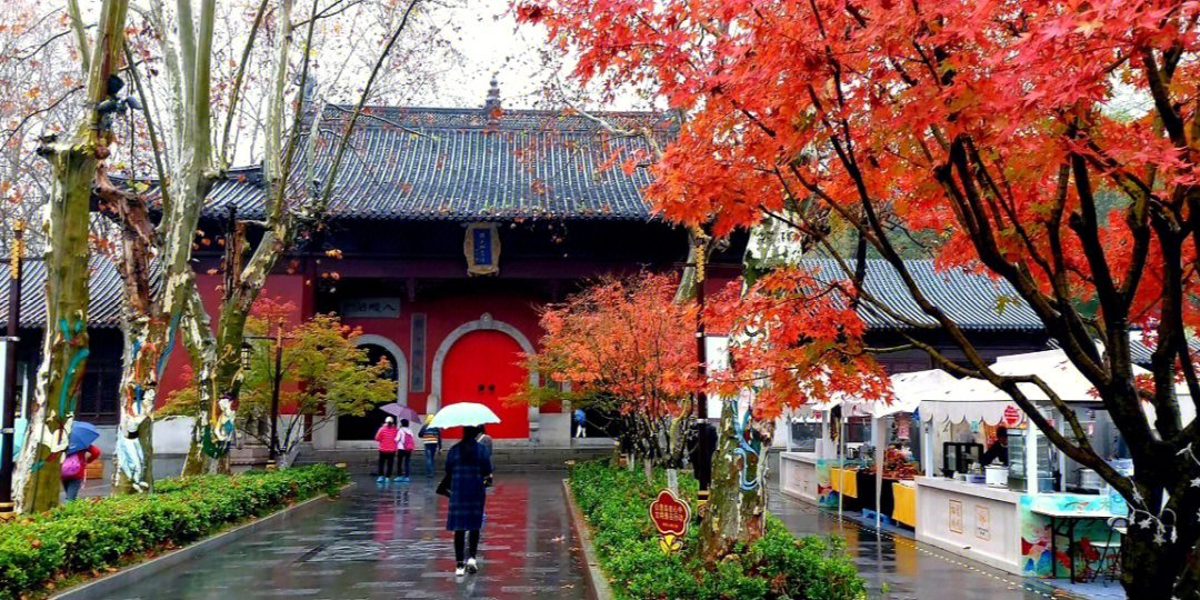 栖霞山古称摄山,又名伞山,地处南京市东北郊,三面环山,北临长江,风景