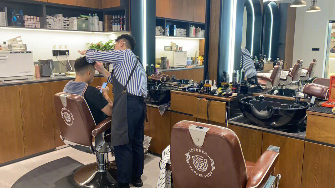 就在天虹里面的一家男士barber,欧阳老师服务很专业,在理发前会沟通