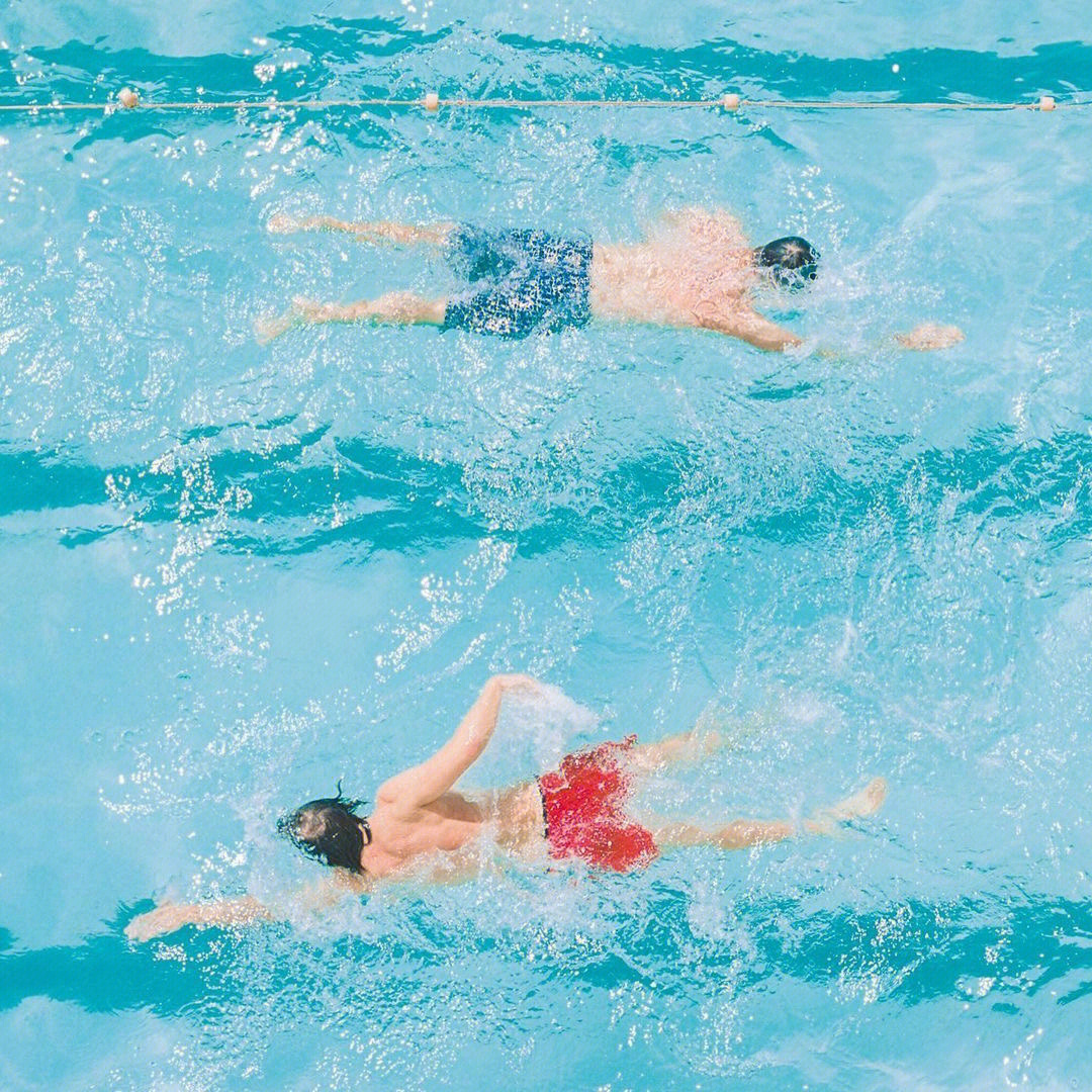 金泫雅游泳图片