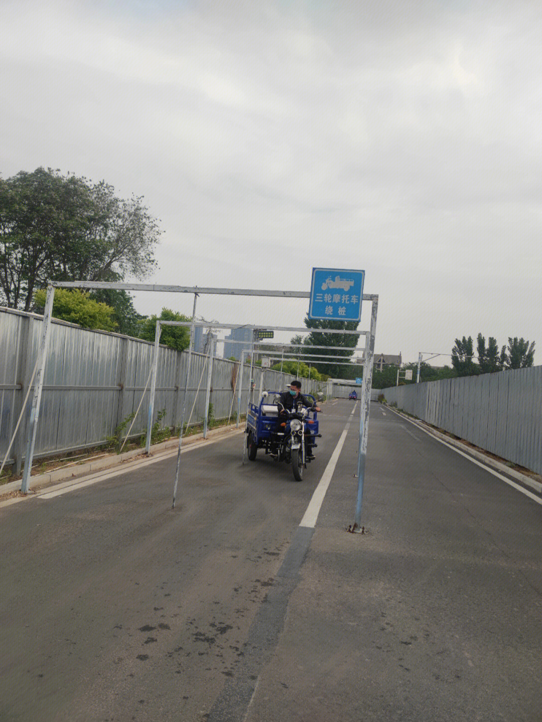 郑州摩托车科目二考试项目,坡道定点,单边桥,绕桩骑着三轮摩托,你觉得
