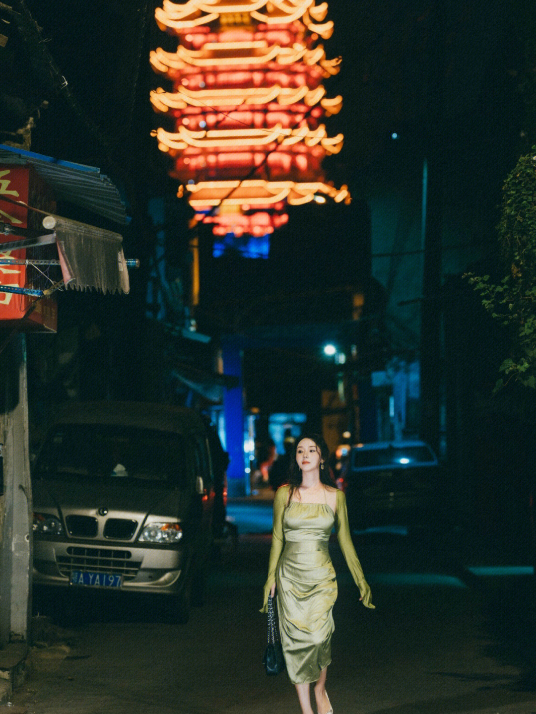 武汉小巷子里站着的女图片