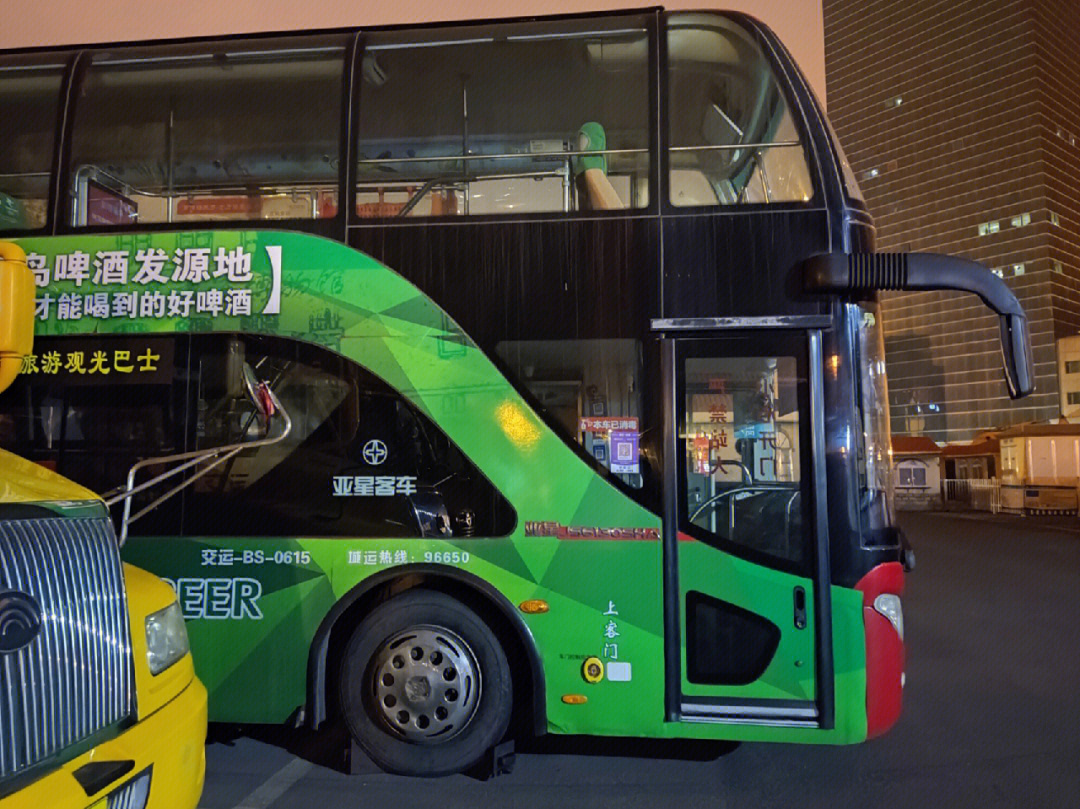 青岛交运集团的亚星双层旅游巴士
