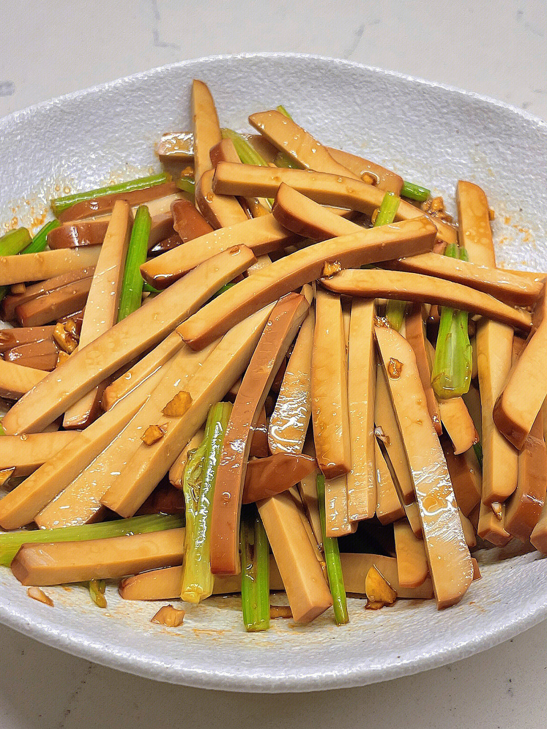 芹菜拌鸡蛋干墨鱼鹌鹑蛋红烧肉舞菇炒白菜葱油鸡头米芋艿清炖牛腩