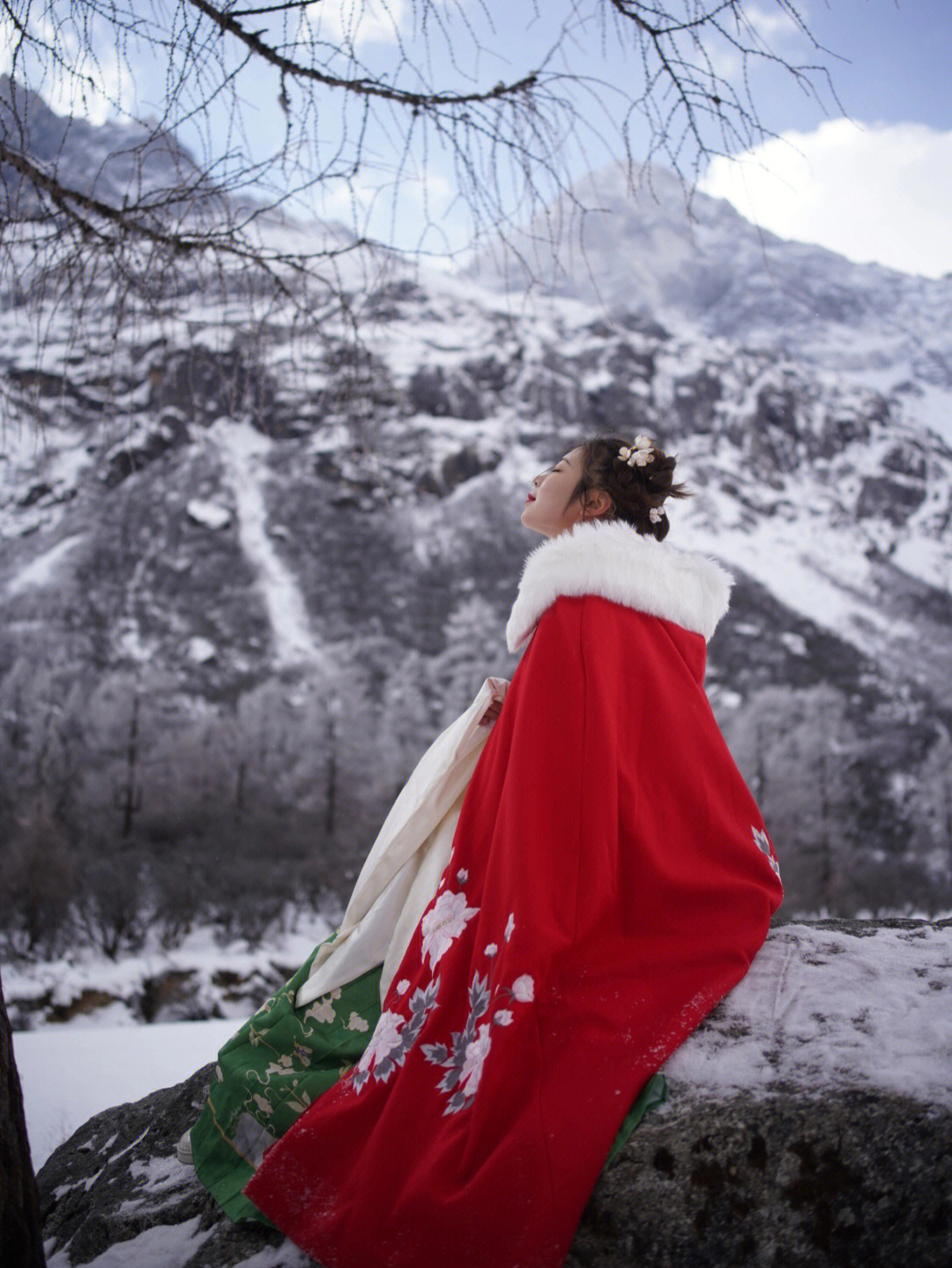 红衣女雪地背影图片