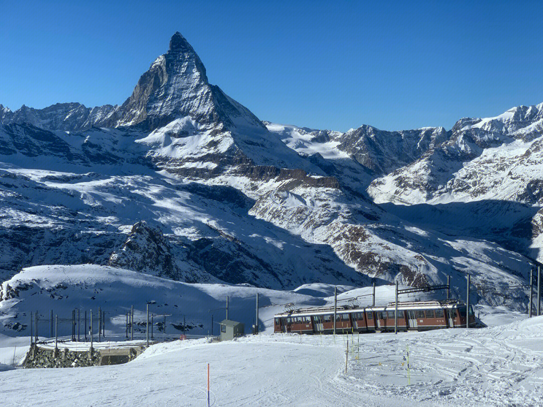 9015马特峰(德语 matterhorn)阿尔卑斯山脉中最著名的山峰.