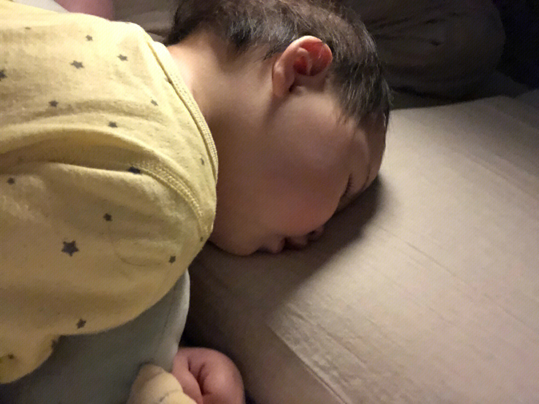 喉骨软化宝宝睡姿图片图片