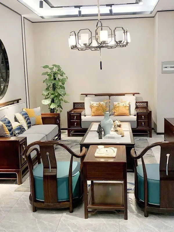 新中式沙发运用了现代材质及工艺,演绎了时尚中国风,使家具不仅拥有