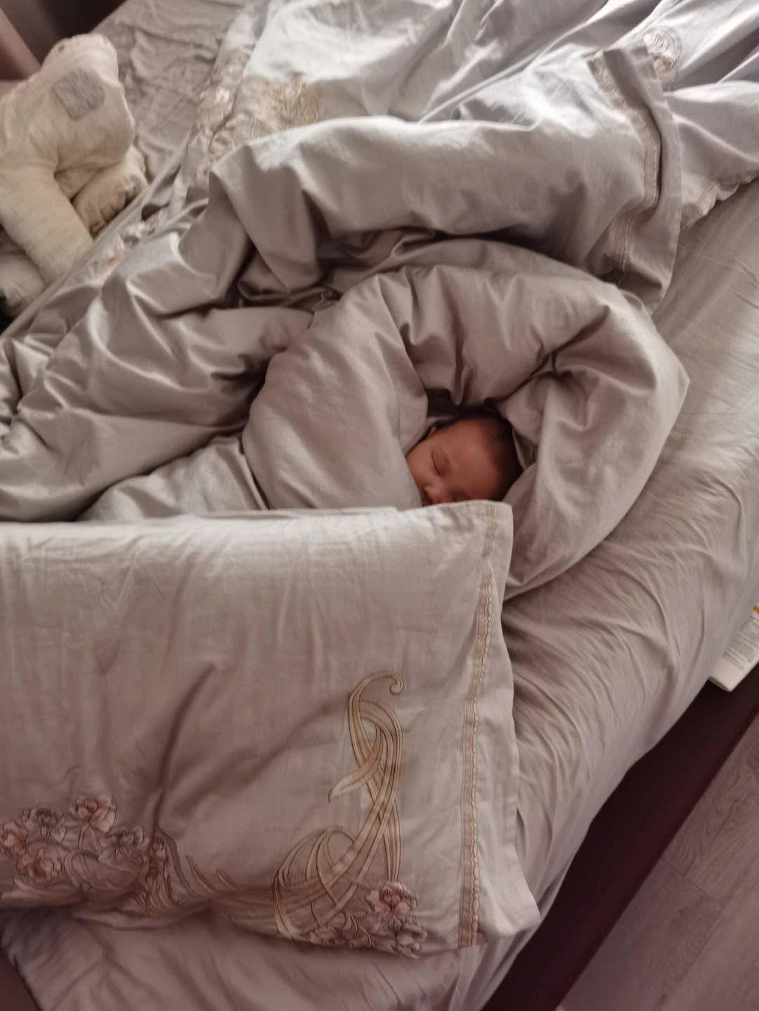 浴巾卷起来婴儿睡觉图图片